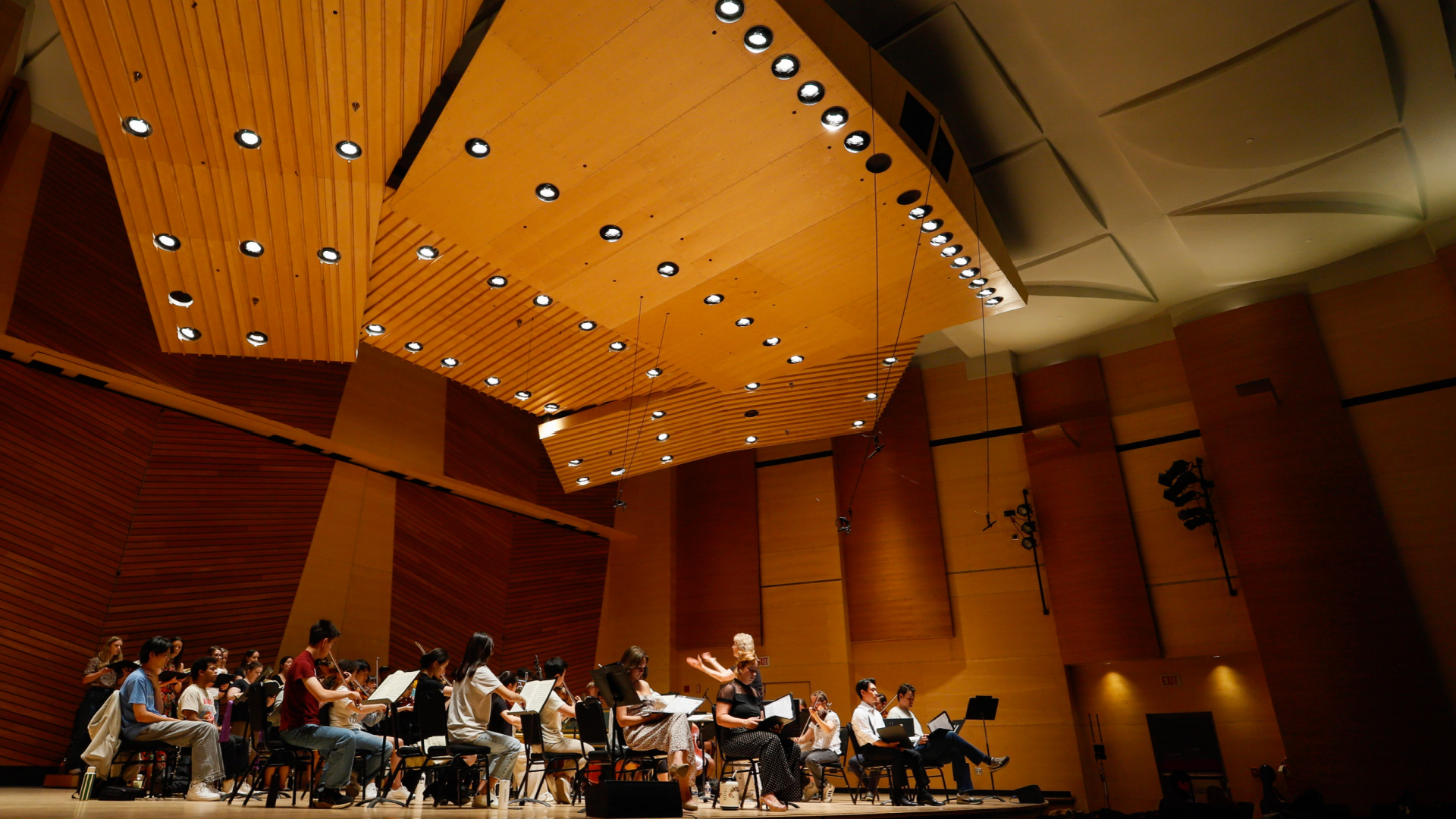 Dame Jane Glover leads the Music of the Baroque Chorus, Aspen Festival instrumentalists, and soloists in Handel's Messiah